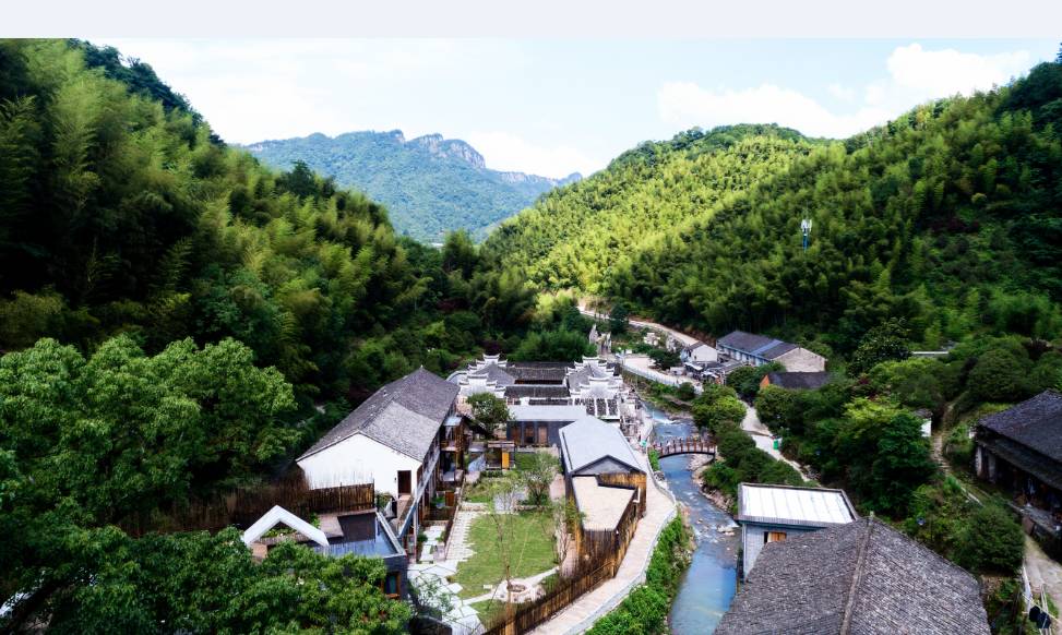 棲霞山居，溪流環(huán)繞在古村落捕魚看霞光