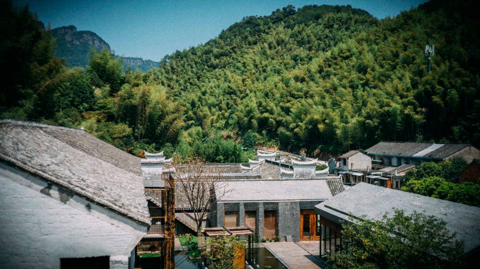 棲霞山居，溪流環(huán)繞在古村落捕魚看霞光