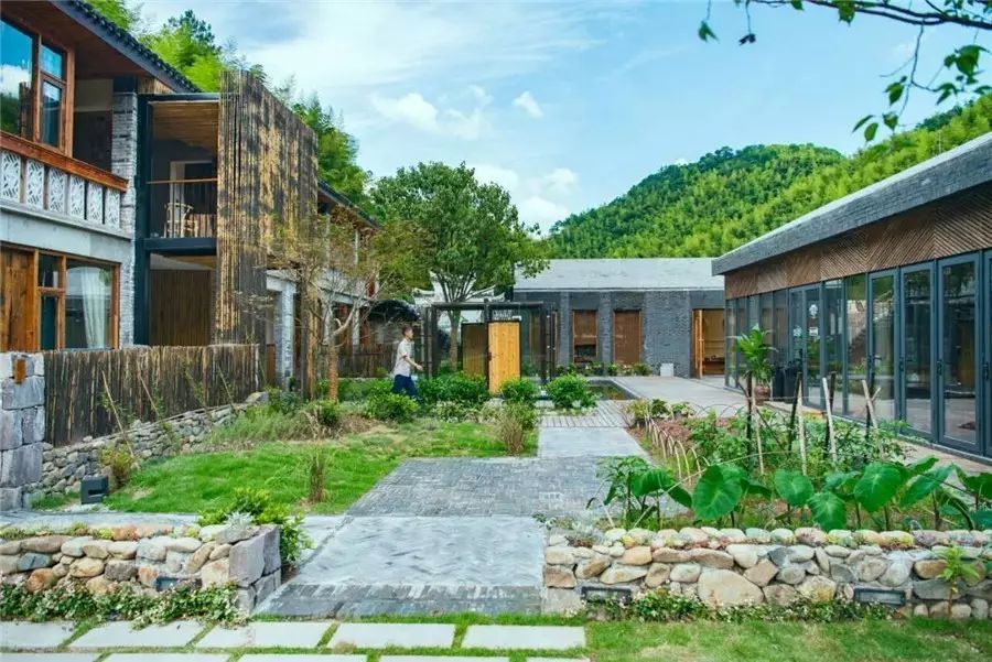 棲霞山居，溪流環(huán)繞在古村落捕魚看霞光