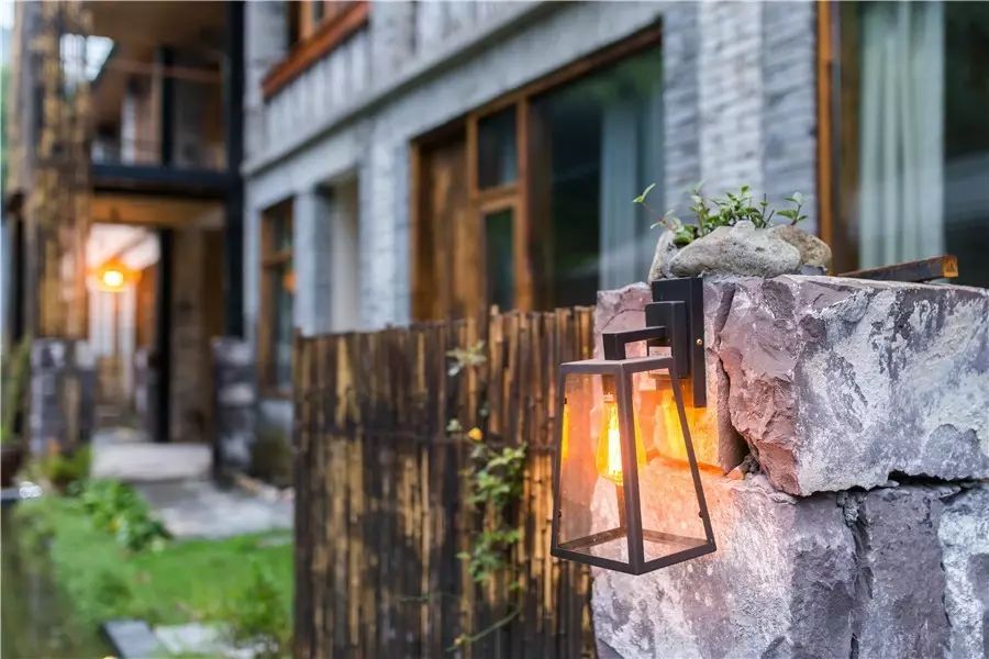 棲霞山居，溪流環(huán)繞在古村落捕魚看霞光