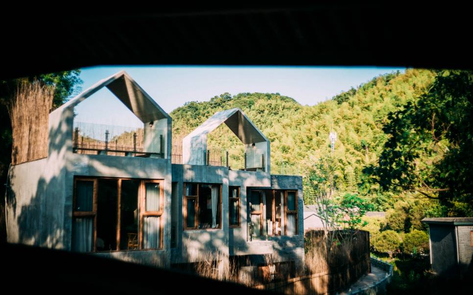 棲霞山居，溪流環(huán)繞在古村落捕魚看霞光