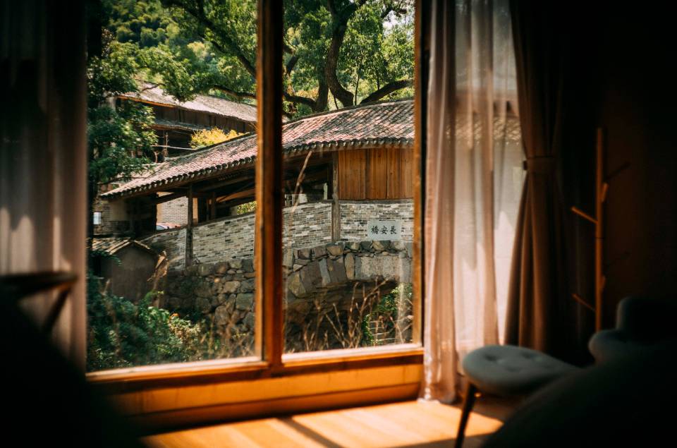 棲霞山居，溪流環(huán)繞在古村落捕魚看霞光