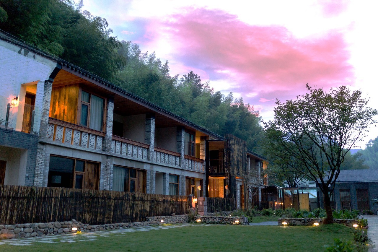 棲霞山居，溪流環(huán)繞在古村落捕魚看霞光