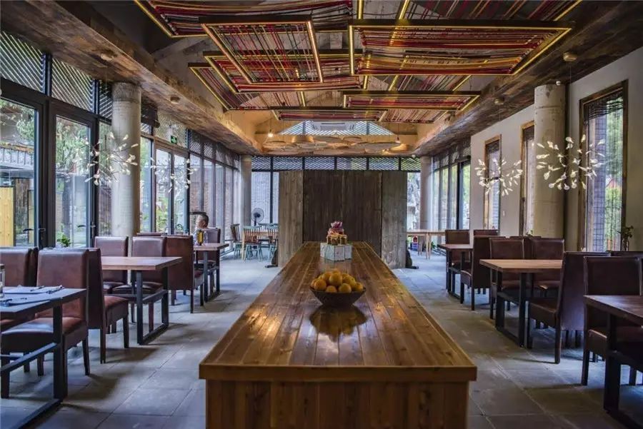 棲霞山居，溪流環(huán)繞在古村落捕魚看霞光