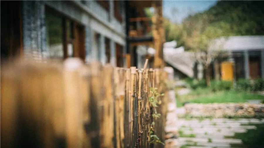 棲霞山居，溪流環(huán)繞在古村落捕魚看霞光