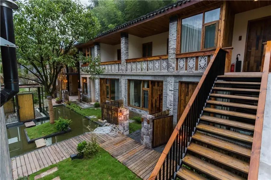 棲霞山居，溪流環(huán)繞在古村落捕魚看霞光