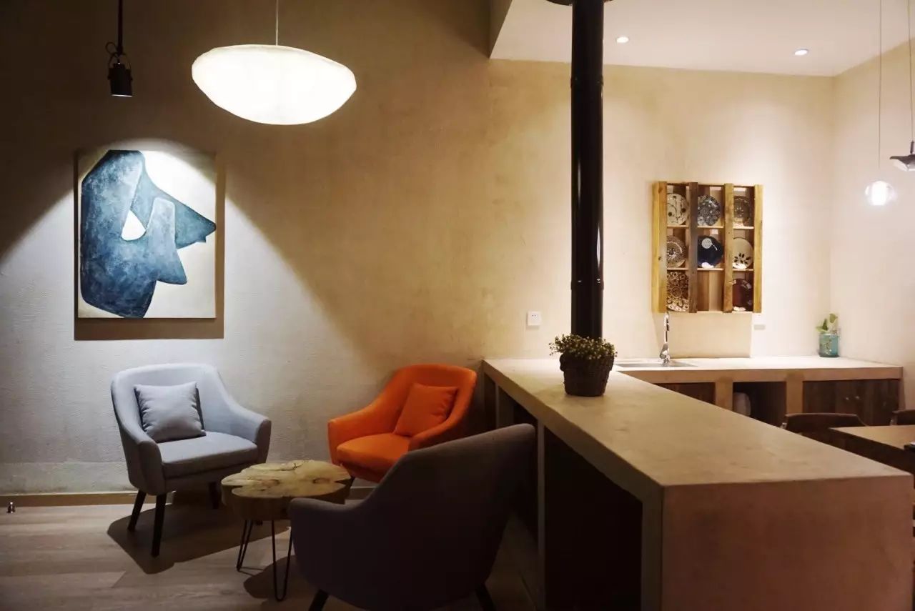 棲霞山居，溪流環(huán)繞在古村落捕魚看霞光