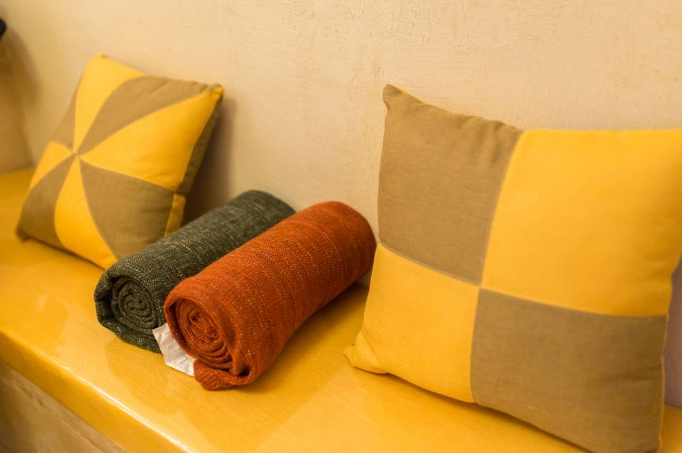 棲霞山居，溪流環(huán)繞在古村落捕魚看霞光