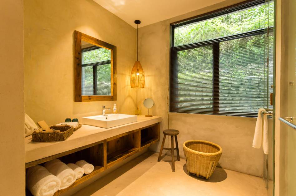 棲霞山居，溪流環(huán)繞在古村落捕魚看霞光