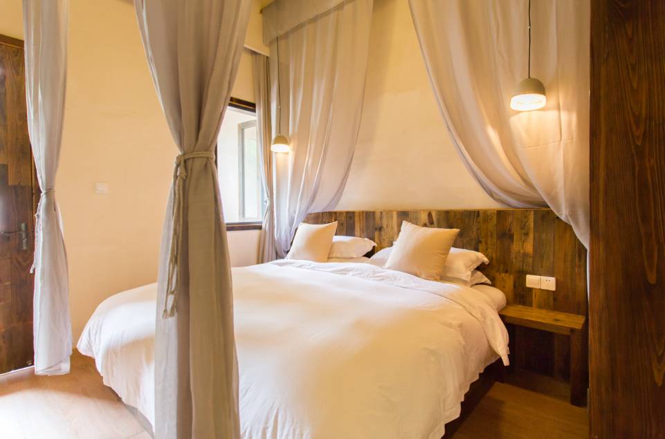 棲霞山居，溪流環(huán)繞在古村落捕魚看霞光