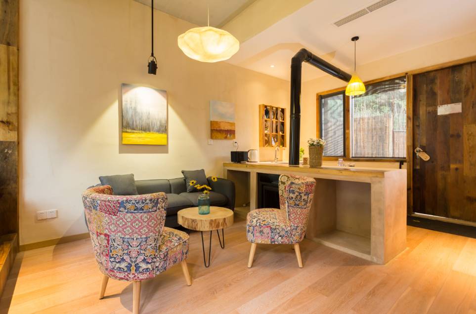 棲霞山居，溪流環(huán)繞在古村落捕魚看霞光