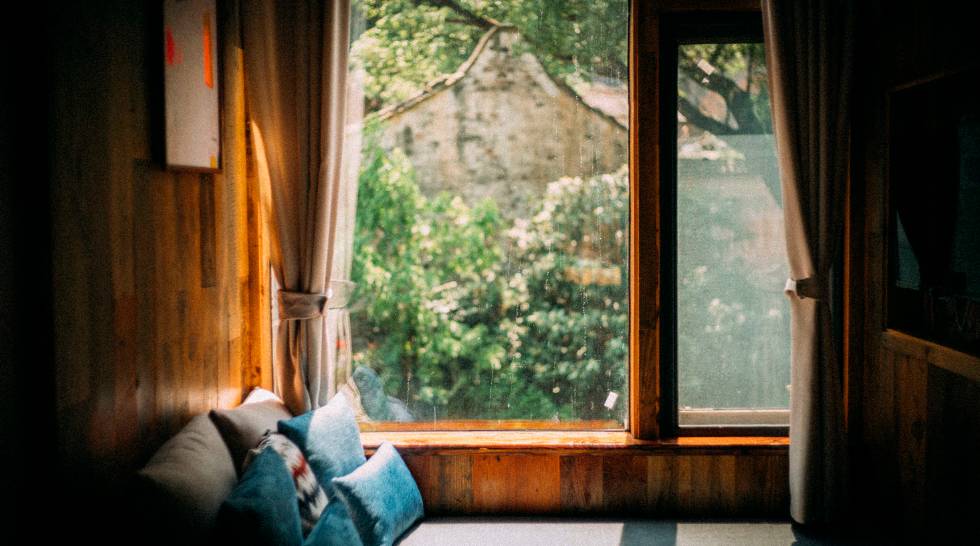 棲霞山居，溪流環(huán)繞在古村落捕魚看霞光