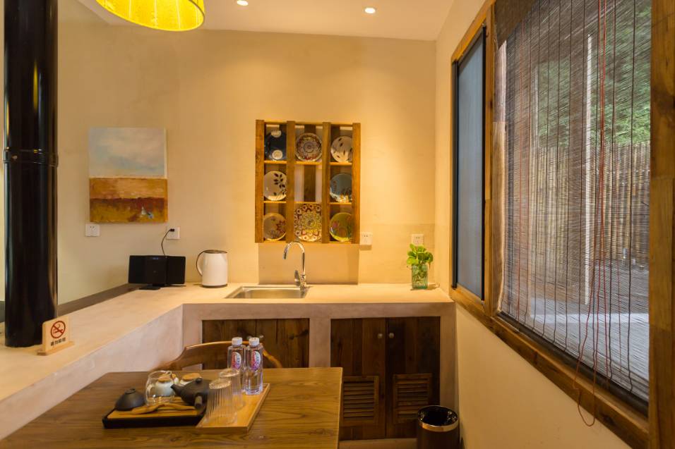 棲霞山居，溪流環(huán)繞在古村落捕魚看霞光