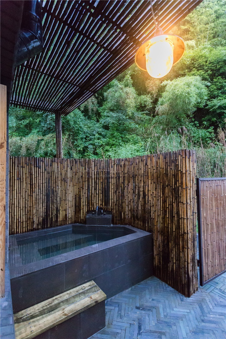 棲霞山居，溪流環(huán)繞在古村落捕魚看霞光