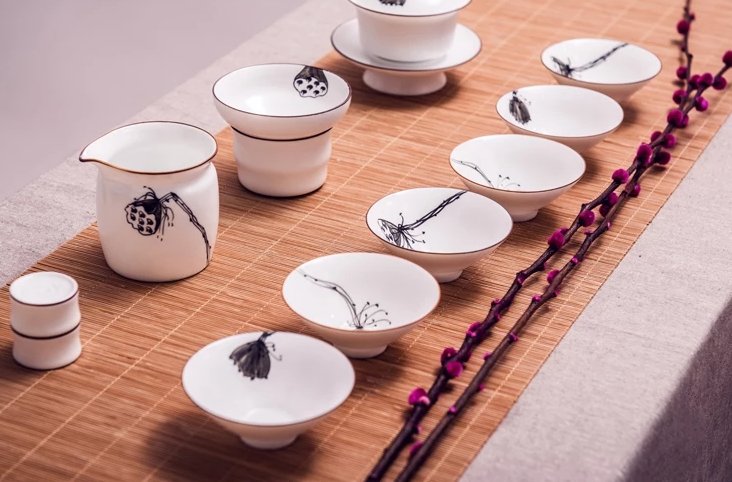 酒是一群人的寂寞，茶是一個人的狂歡