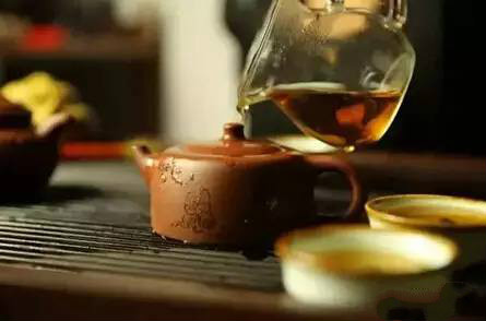 酒是一群人的寂寞，茶是一個人的狂歡