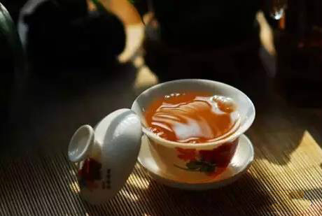 酒是一群人的寂寞，茶是一個人的狂歡