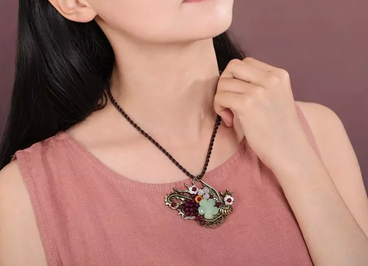 家佳樂文學(xué)鳳凰飾品復(fù)古優(yōu)雅項(xiàng)鏈?zhǔn)罪? src="/wenxue/d/file/bigpic/190404/04/13-1G001153100.png" style="height: 477px; width: 750px;" / data-MBTJ="ACWgr2"><br / data-VDeF="YW7Lnb">
	<img alt=