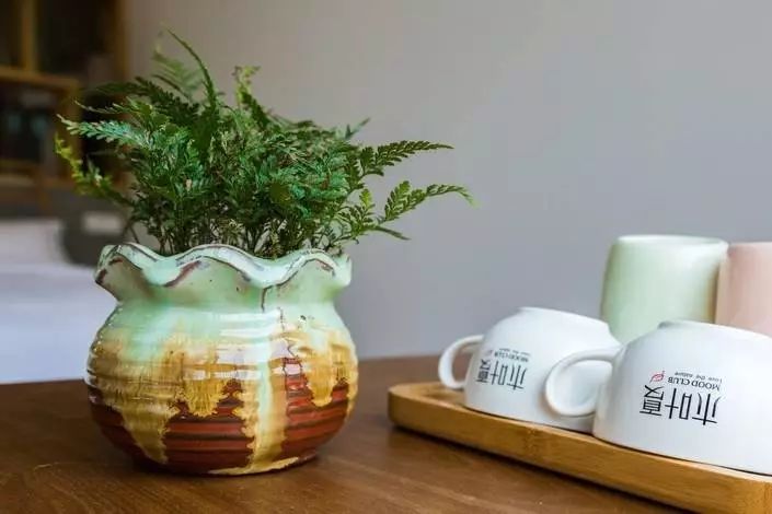 木葉夏民宿，云天收夏色木葉動(dòng)秋聲