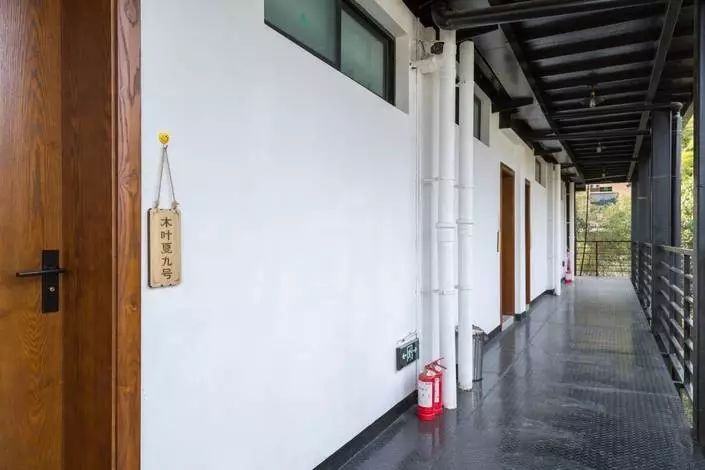 木葉夏民宿，云天收夏色木葉動秋聲