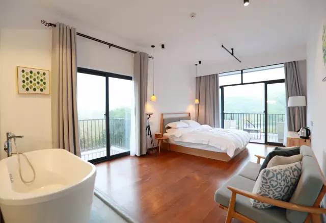 木葉夏民宿，云天收夏色木葉動秋聲