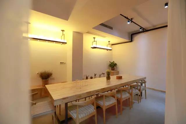 木葉夏民宿，云天收夏色木葉動秋聲