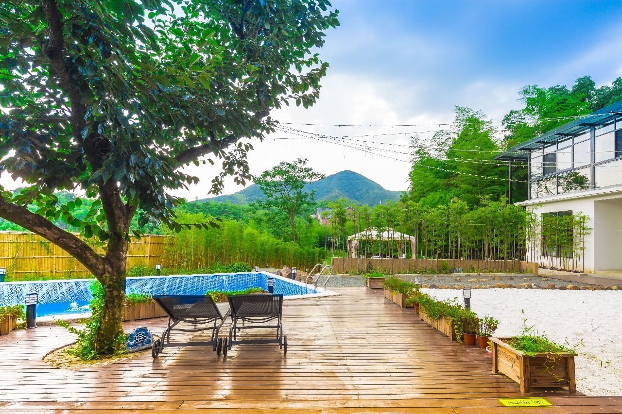 木葉夏民宿，云天收夏色木葉動秋聲