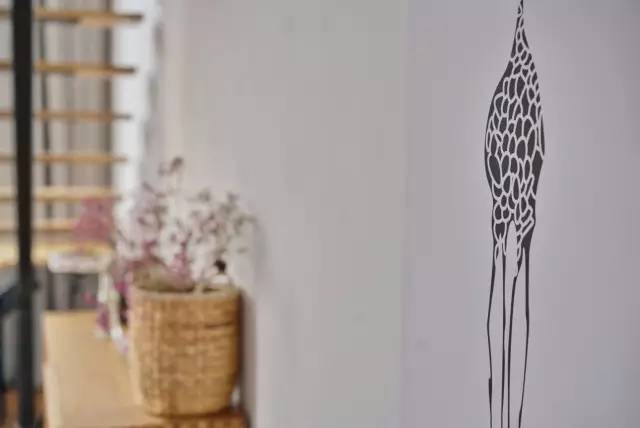 木葉夏民宿，云天收夏色木葉動秋聲