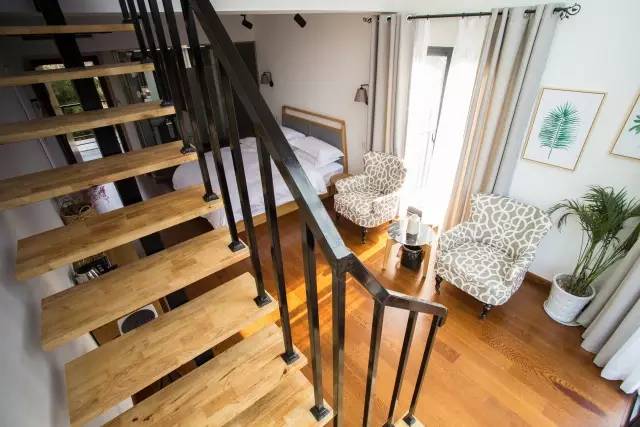 木葉夏民宿，云天收夏色木葉動秋聲