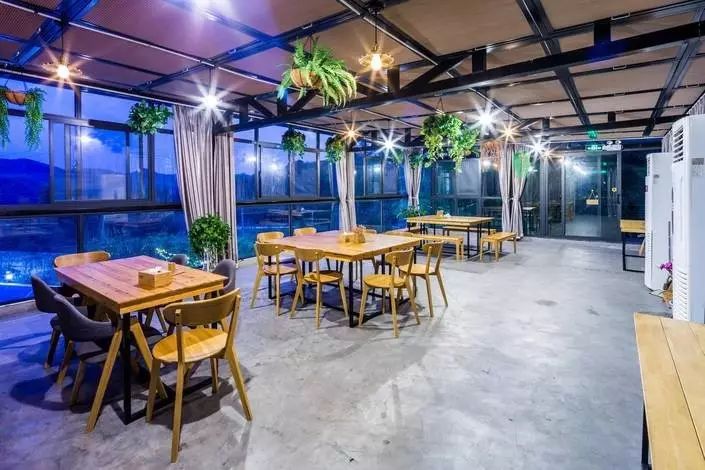 木葉夏民宿，云天收夏色木葉動秋聲