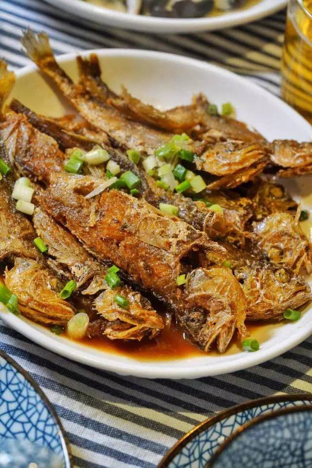 木葉夏民宿，云天收夏色木葉動(dòng)秋聲