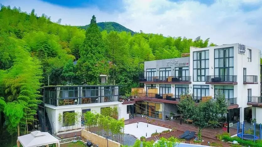 木葉夏民宿，云天收夏色木葉動(dòng)秋聲