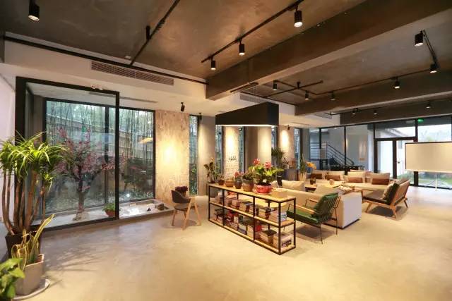 木葉夏民宿，云天收夏色木葉動(dòng)秋聲