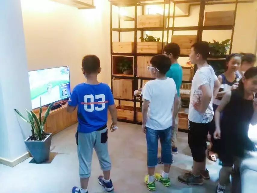 木葉夏民宿，云天收夏色木葉動(dòng)秋聲