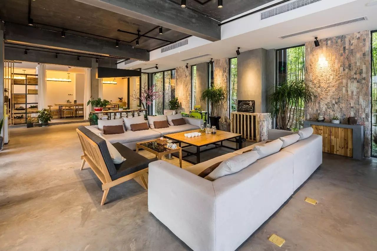 木葉夏民宿，云天收夏色木葉動(dòng)秋聲