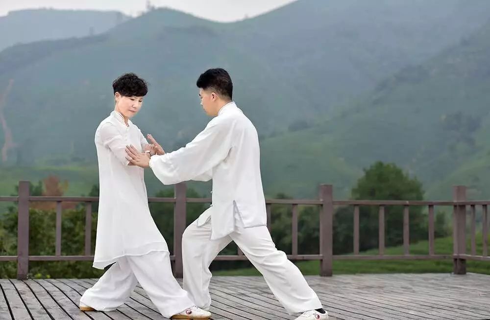 木葉夏民宿，云天收夏色木葉動(dòng)秋聲