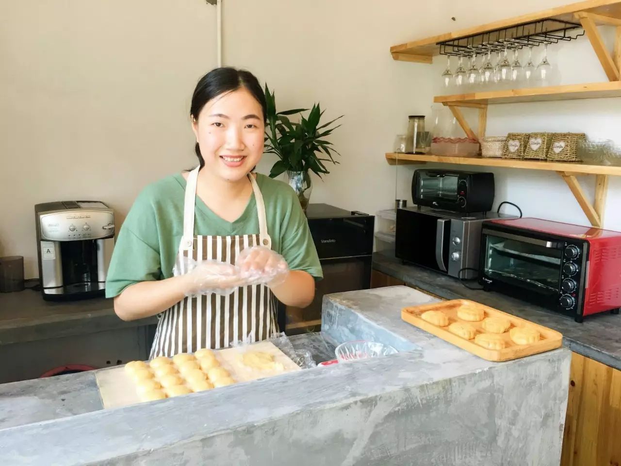 木葉夏民宿，云天收夏色木葉動(dòng)秋聲