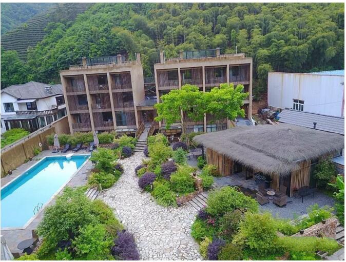 莫干山遙遠(yuǎn)的山民宿，溪聲不絕耳山色不離門