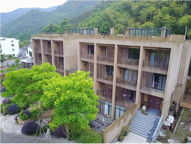 莫干山遙遠(yuǎn)的山民宿，溪聲不絕耳山色不離門