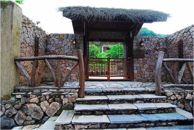 莫干山遙遠(yuǎn)的山民宿，溪聲不絕耳山色不離門