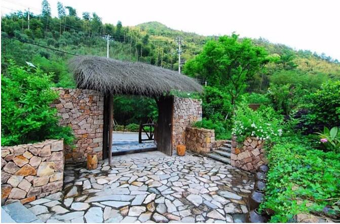 莫干山遙遠(yuǎn)的山民宿，溪聲不絕耳山色不離門