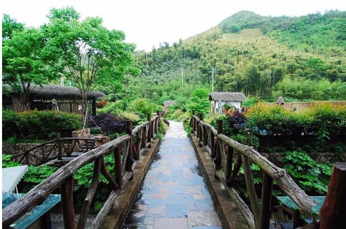 莫干山遙遠(yuǎn)的山民宿，溪聲不絕耳山色不離門