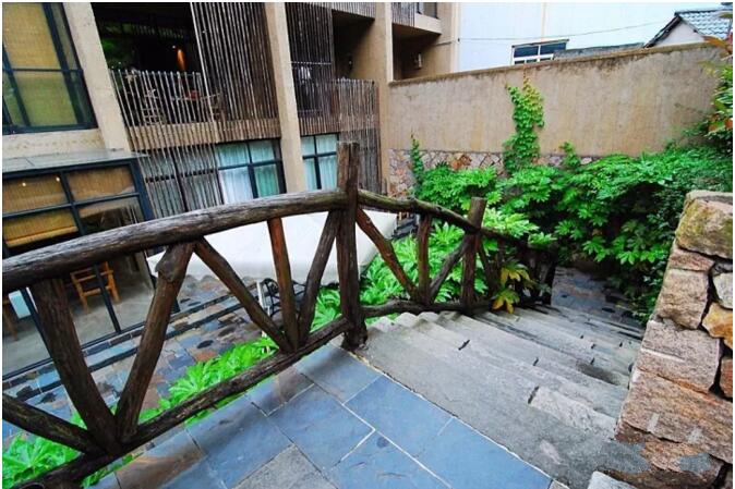 莫干山遙遠(yuǎn)的山民宿，溪聲不絕耳山色不離門