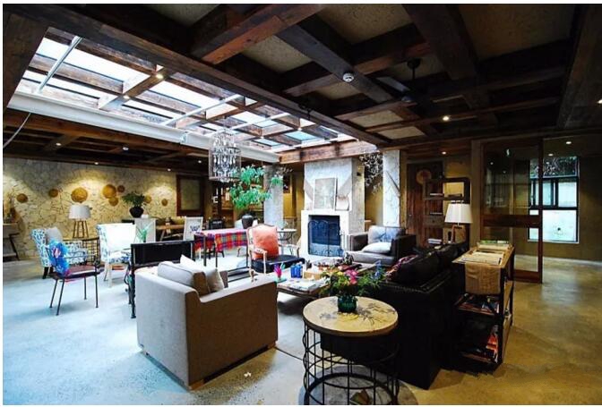 莫干山遙遠(yuǎn)的山民宿，溪聲不絕耳山色不離門