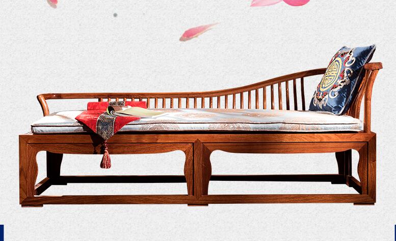 貴妃榻，榻上有一朵綻放的花