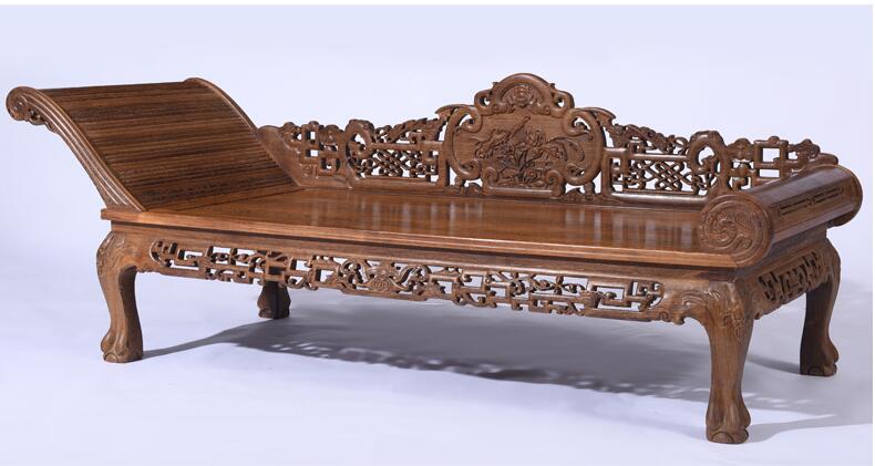 貴妃榻，榻上有一朵綻放的花