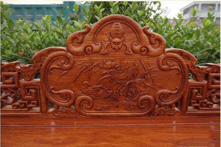 貴妃榻，榻上有一朵綻放的花