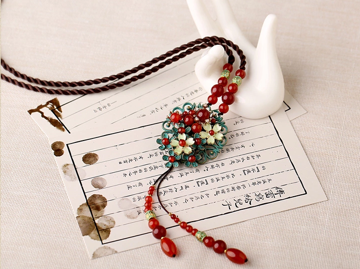 時(shí)尚家佳樂文學(xué)紅色瑪瑙鏤空花朵吊墜項(xiàng)鏈毛衣鏈