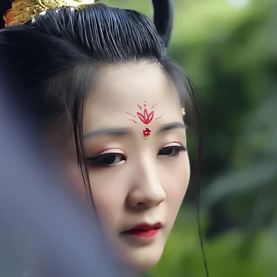 妖艷冷漠的女生頭像，唯美古風真人女子頭像