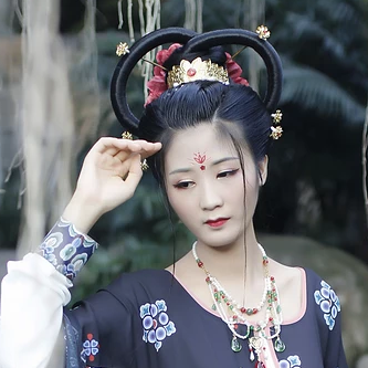 妖艷冷漠的女生頭像，唯美古風真人女子頭像